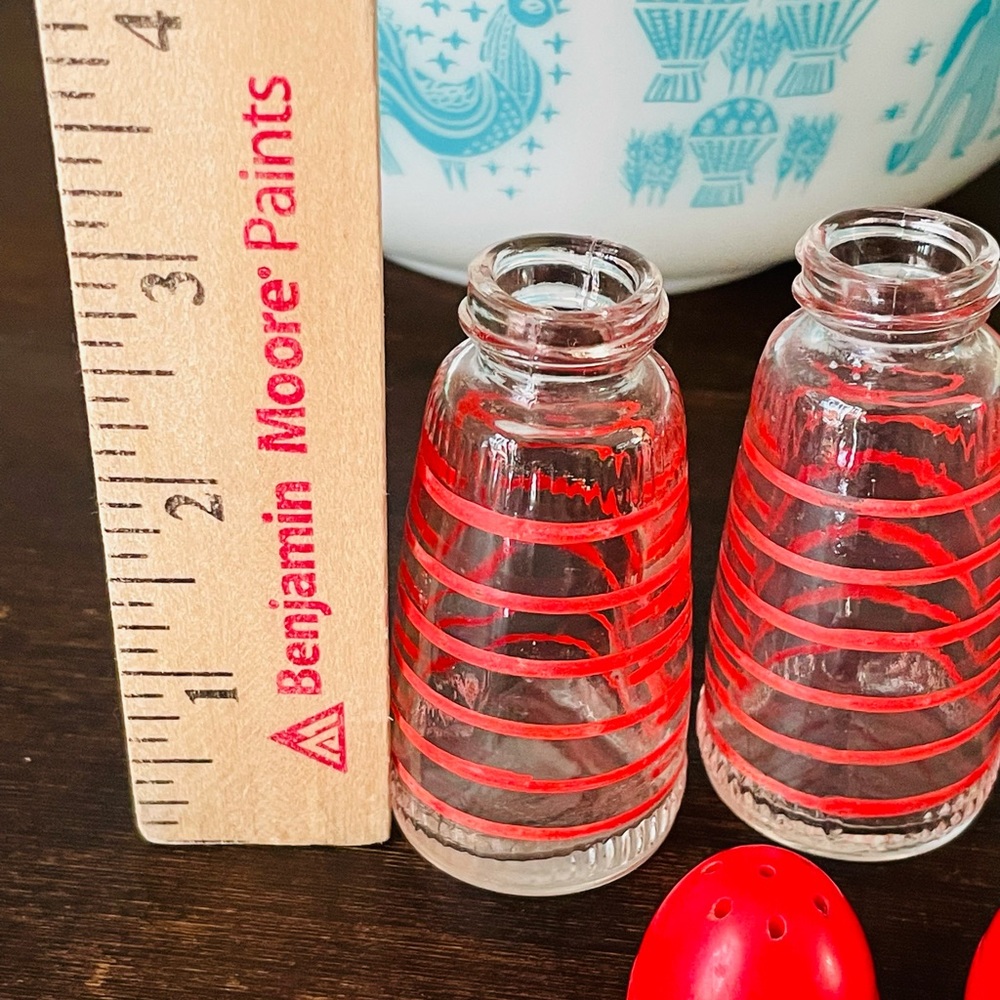 SOLD Vintage Retro Red Stripe Salt & Pepper Shakers❤️🧂 - Picture 8 of 9